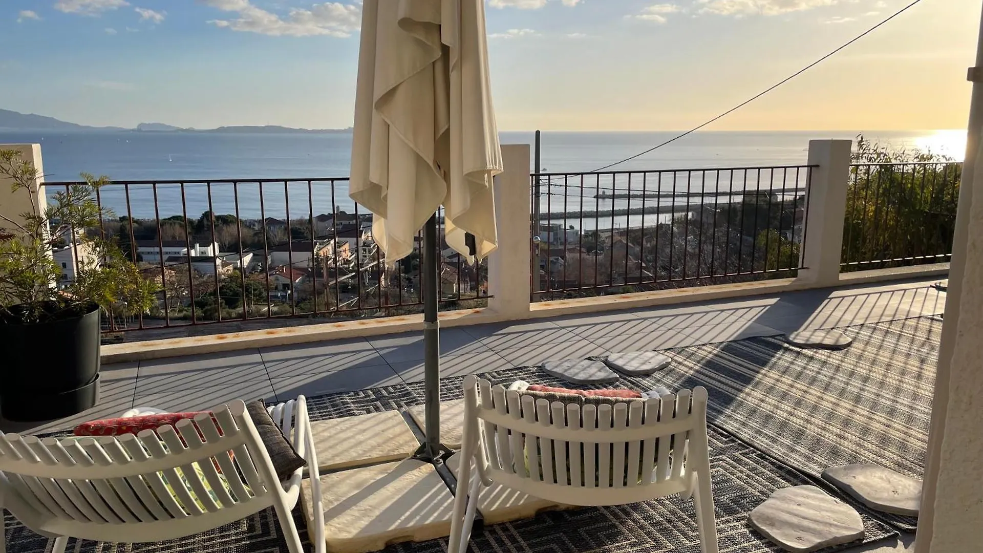 Superbe Terrasse Avec Vue Panoramique Sur La Mer Marseille 0*,  Frankrig