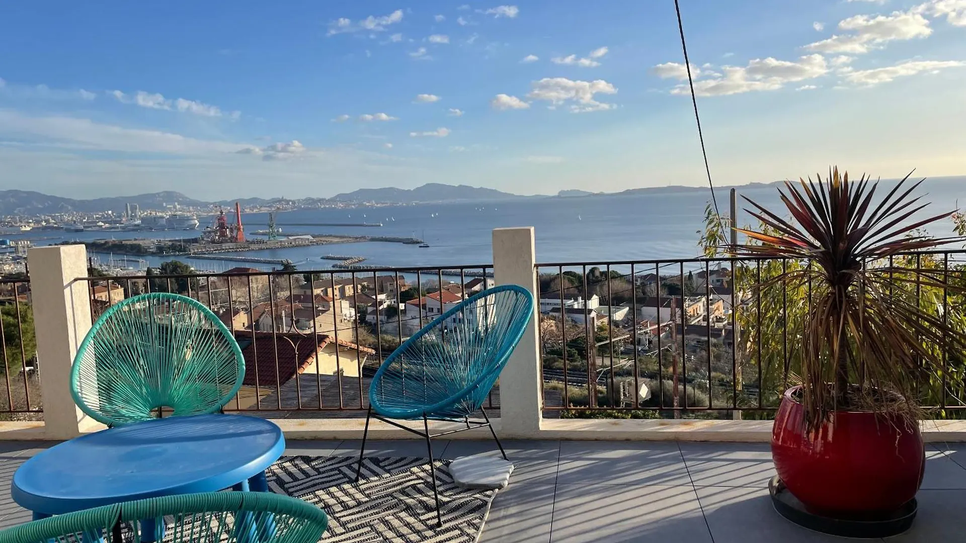Superbe Terrasse Avec Vue Panoramique Sur La Mer Marseille