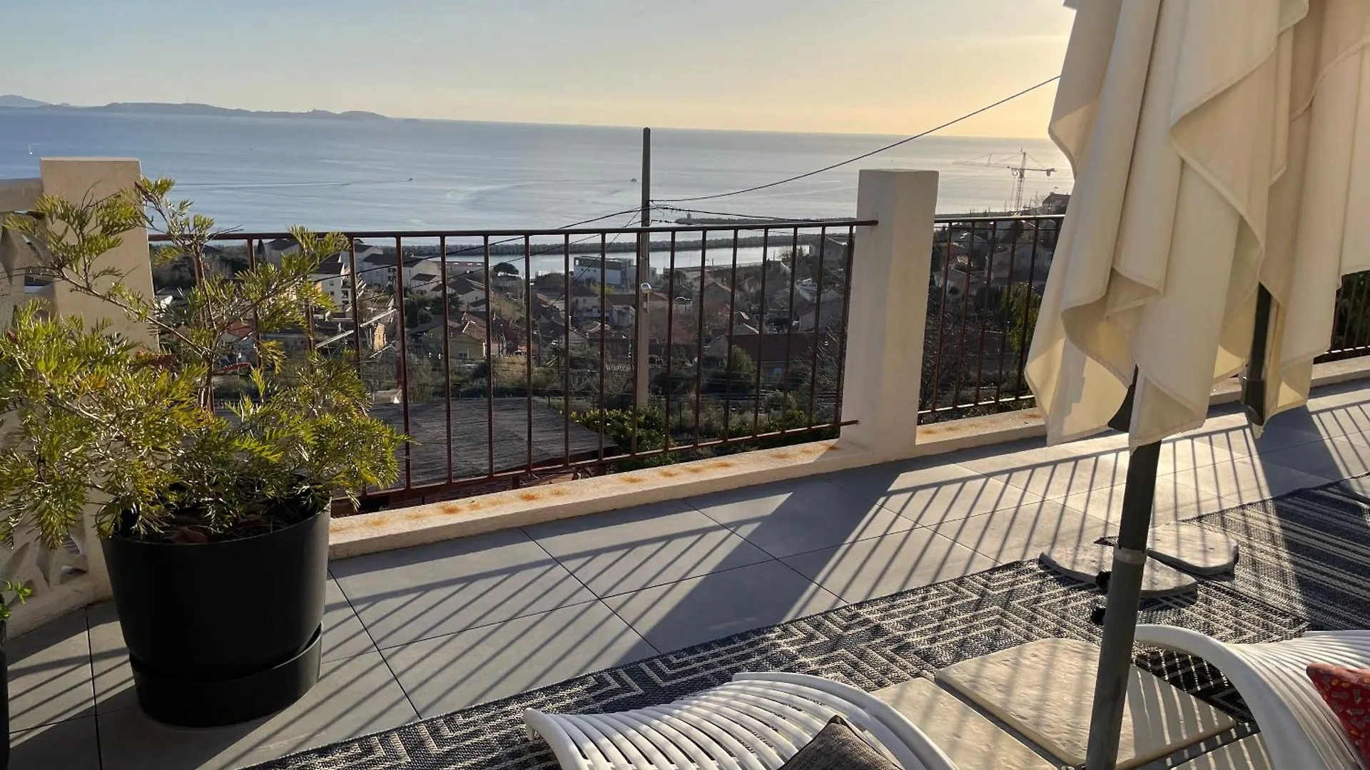 Superbe Terrasse Avec Vue Panoramique Sur La Mer Marseille 0*,  Frankrig